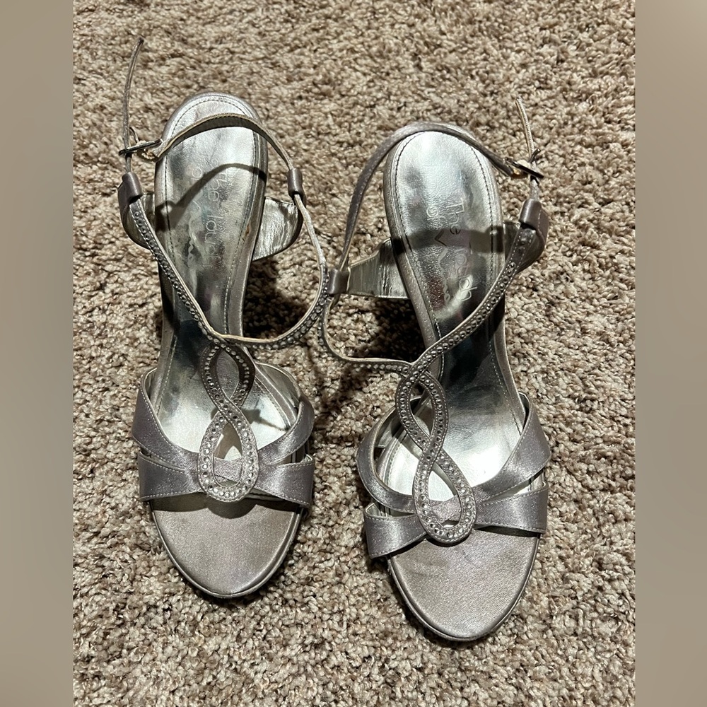 Touch of Nina silver 4" heels, Crystal embellishment, Size 8M